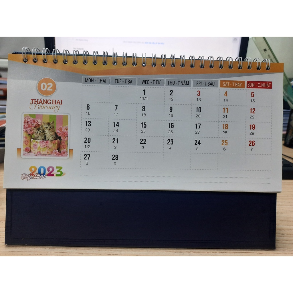 Lịch bàn lò xo 13 tờ quý mão may mắn - có kèm túi giấy