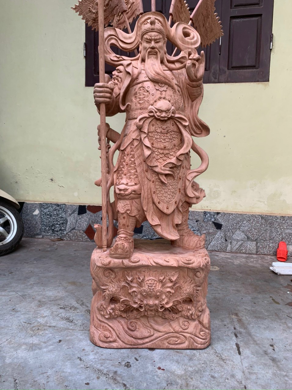 Tượng quan công cầm đao trấn ải đứng trên đầu hổ phù bằng gỗ hương đá kt cao 140×50×36cm