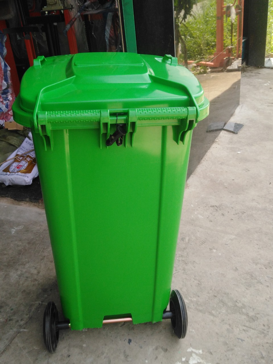 Thùng rác nhựa loại 13.2kg - 240L