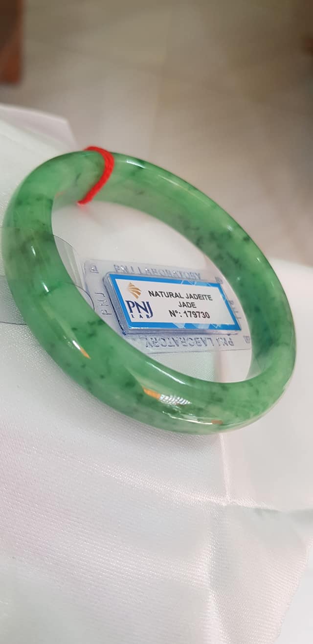 Vòng Cẩm Thạch tự nhiên Vip Bản Hẹ ĐL Ni 56mm x Cao 12mm x dầy 7,8mm Vòng kiểm định P No 179730 màu Xanh Lý Đều bóng vân đậu lý cưng quá mượt đẹp Nữ mệnh Mộc Thủy Hỏa cân nặng 54kg - 63kg đeo rất đẹp sang tay ạ