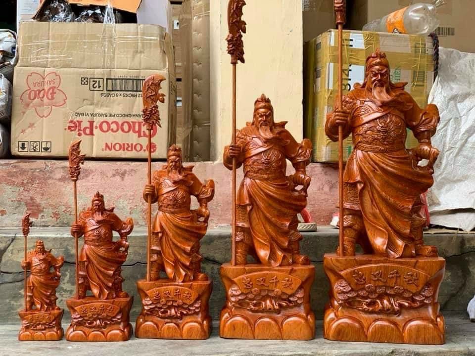 TƯỢNG QUAN CÔNG CƯỠI NGỰA ĐỨNG TRÊN GỐC CÂY TÙNG BẰNG GỖ HƯƠNG KT CAO 80