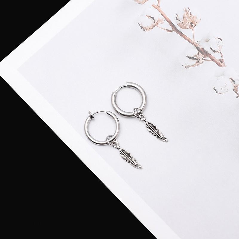 Khuyên tai đơn thiết kế hình lông vũ cá tính năng động dành cho nam và nữ