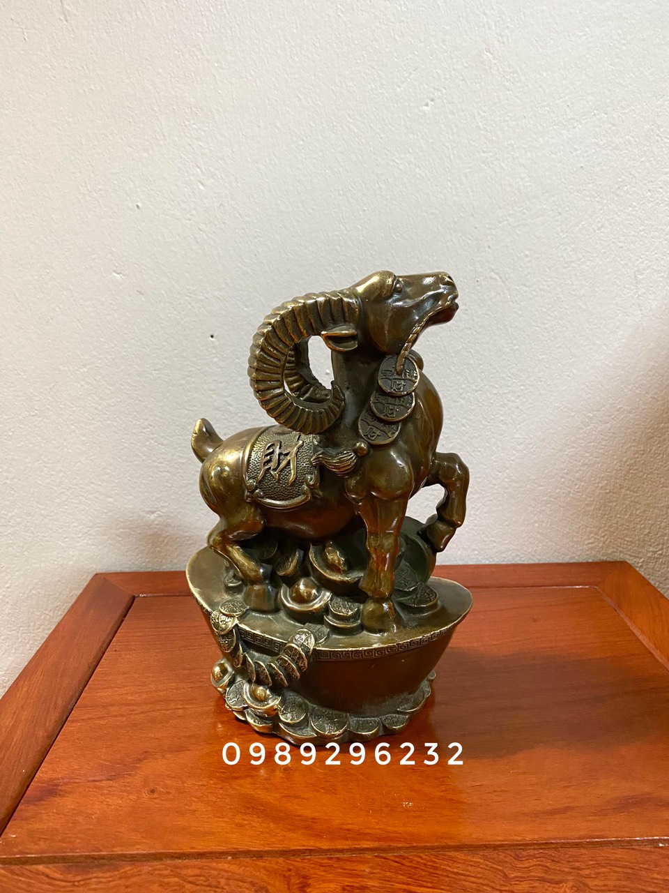 Tượng Dê đứng trên thỏi vàng bằng đồng