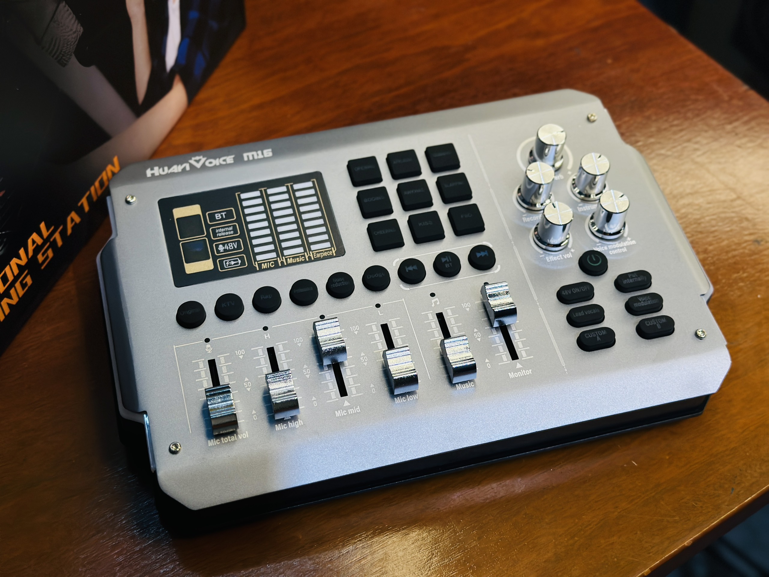 SoundCard M16 - Thu Âm Livestream Tại Nhà Dễ Dàng, Bluetooth 5.0, Có Nguồn Micro 48V, 9 Hiệu Ứng Âm Thanh, Thay Đổi Giọng Nói, Điều Chỉnh Bass Mid Treble, Hàng Nhập Khẩu