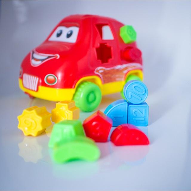 Đồ chơi ô tô thả hình cho bé phát triển tư duy