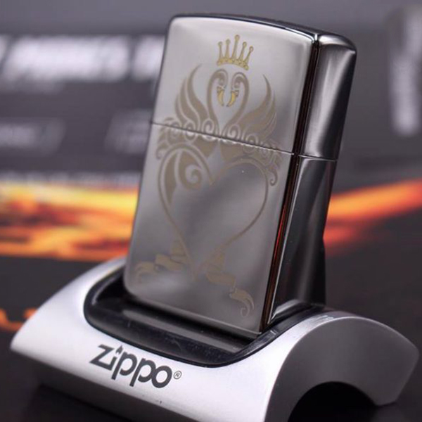 Bật Lửa Zippo 250 Heart Banner