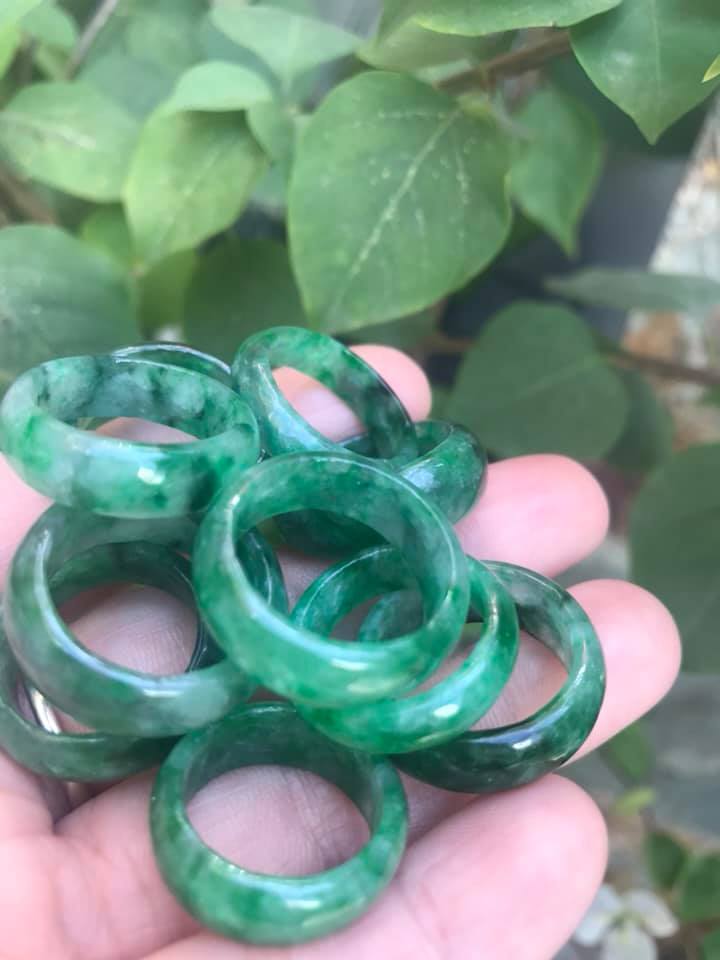 CHIẾC NHẪN ĐEO TAY MỚI NỮ NI 16MM X DẦY 2MM CHẤT LIỆU 100% ĐÁ CẨM THẠCH TỰ NHIÊN MÀU XANH NGỌC NGỌT NHẸ NHÀNG ĐẸP LẮM HỢP MỆNH MỘC HỎA THỦY ĐEO XINH LẮM Ạ