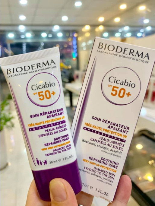 Kem Dưỡng Chống Nắng Bioderma Cicabio Spf 50+ Giúp Phục Hồi, Làm Dịu Cho Làn Da Bị Hư Tổn, Da Mỏng + Tặng Kèm 1 Móc Khóa Hình Tour Eiffel Viền Đỏ