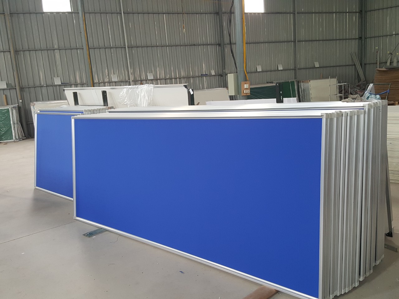 Bảng ghim khung gỗ màu xanh, KT: 60x80cm