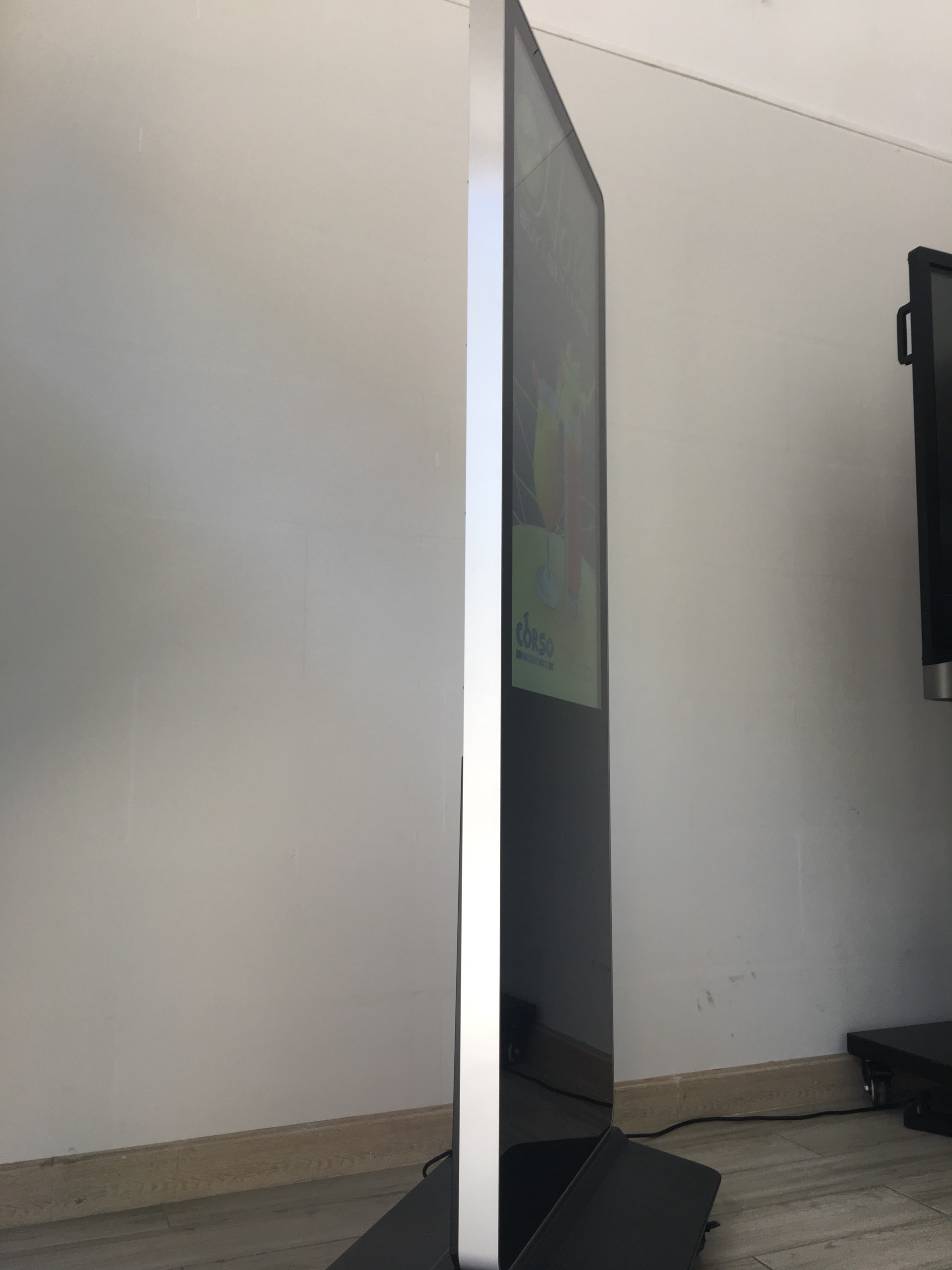 Màn hình quảng cáo chân đứng 49inch