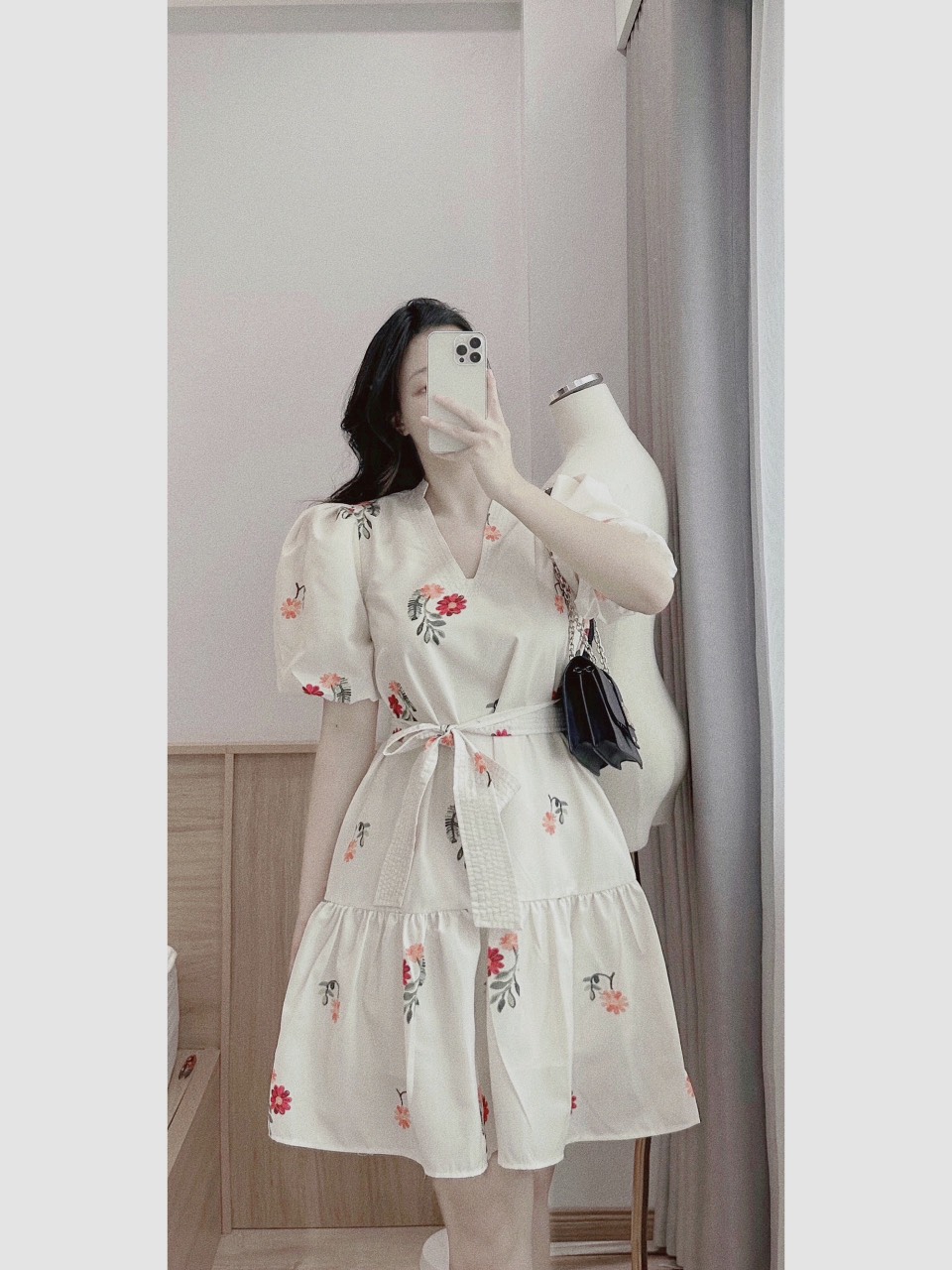 Đầm xòe be hoa đỏ cổ V dây đai 2 lớp DN687