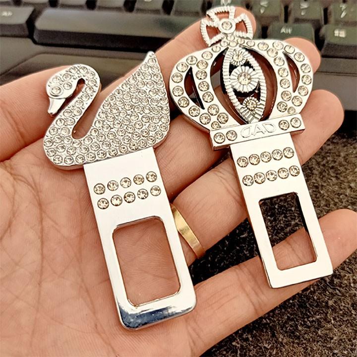 Bộ 02 Chốt Cắm Khe Dây An Toàn Đính Đá Logo Cao Cấp Trong Ô Tô - Ht