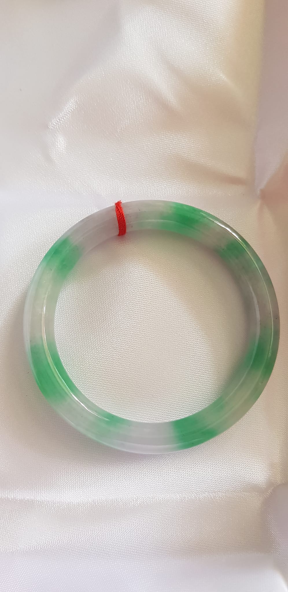 Vòng Cẩm Thạch tự nhiên mới TR LÝ Sao IC 49mm x cọng 7mm Vòng màu trắng xanh lý đều bóng đẹp nữ tay nhỏ 40kg - 49kg đeo rẻ đẹp ạ