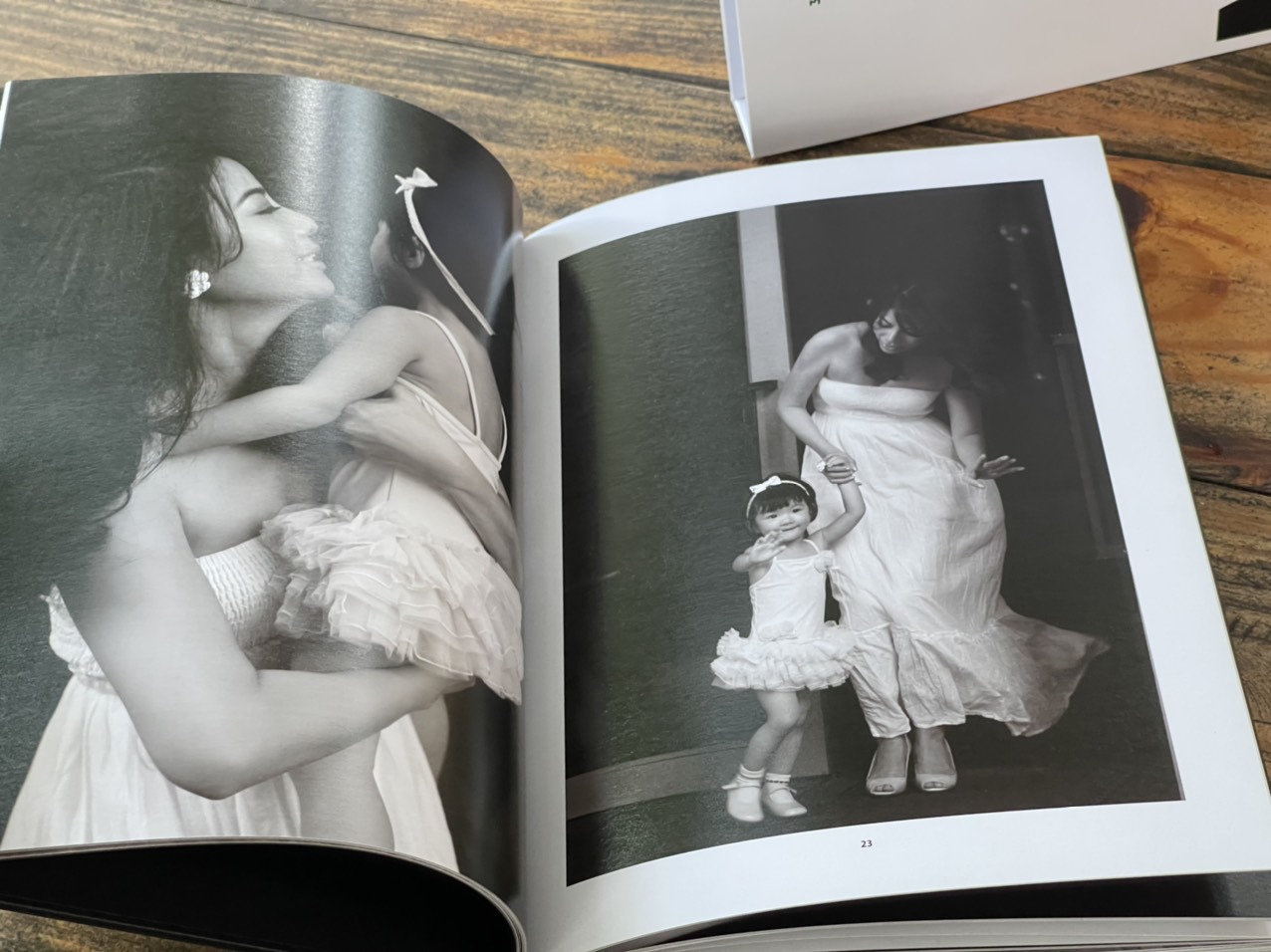 THE MOMENT - 31 Artists Through The Lens Of - Phương Phạm - Phương Nam Books