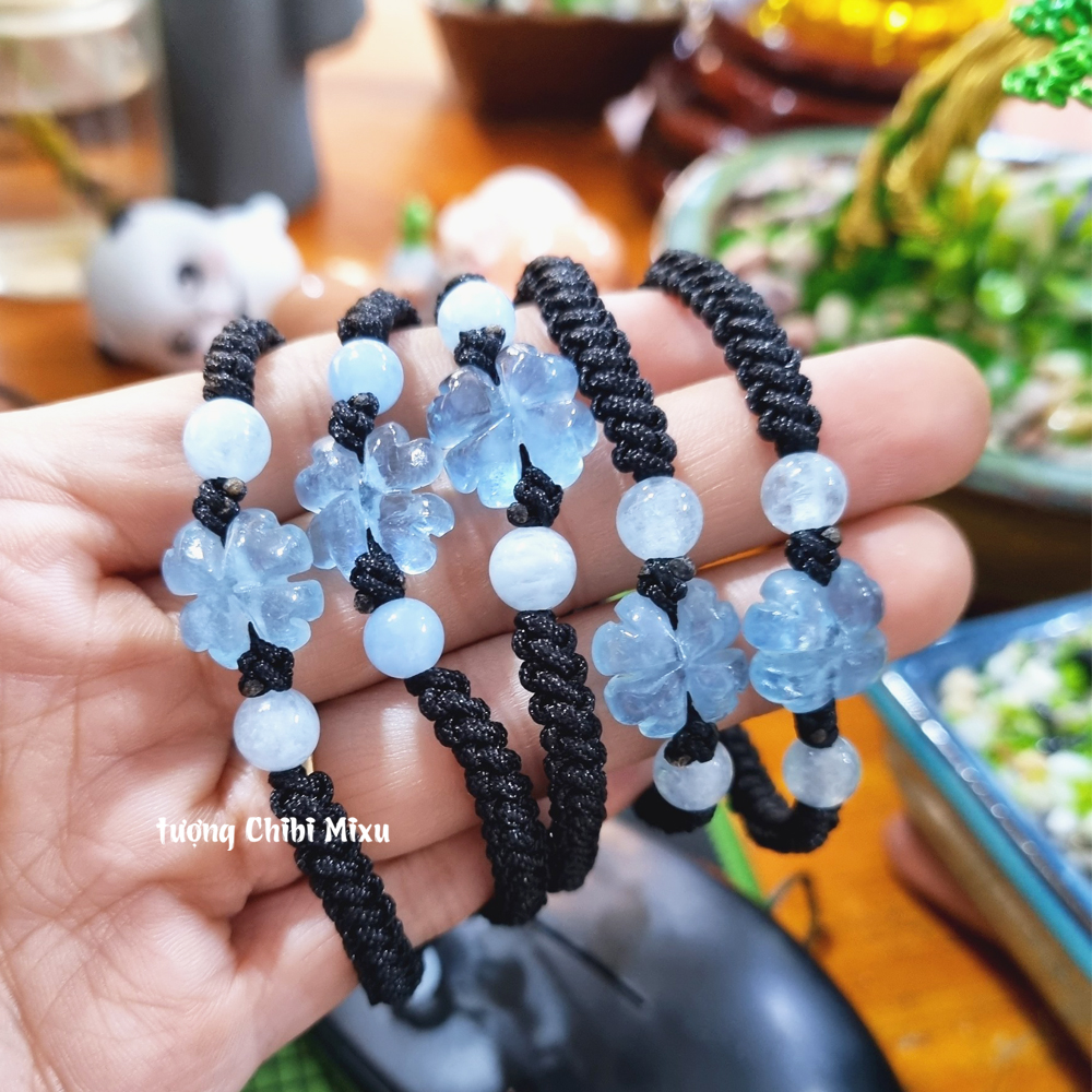 Vòng tay cỏ 4 lá đá Aquamarine tết dây may mắn