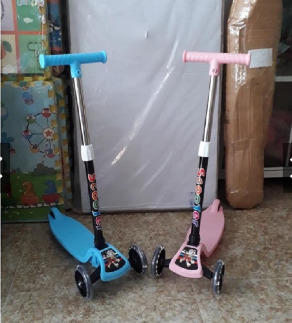 Xe trượt Scooter mẫu mới 2019 gấp gọn (có đèn ở bánh xe + phanh chân)- màu cho be trai- màu ngẫu nhiên