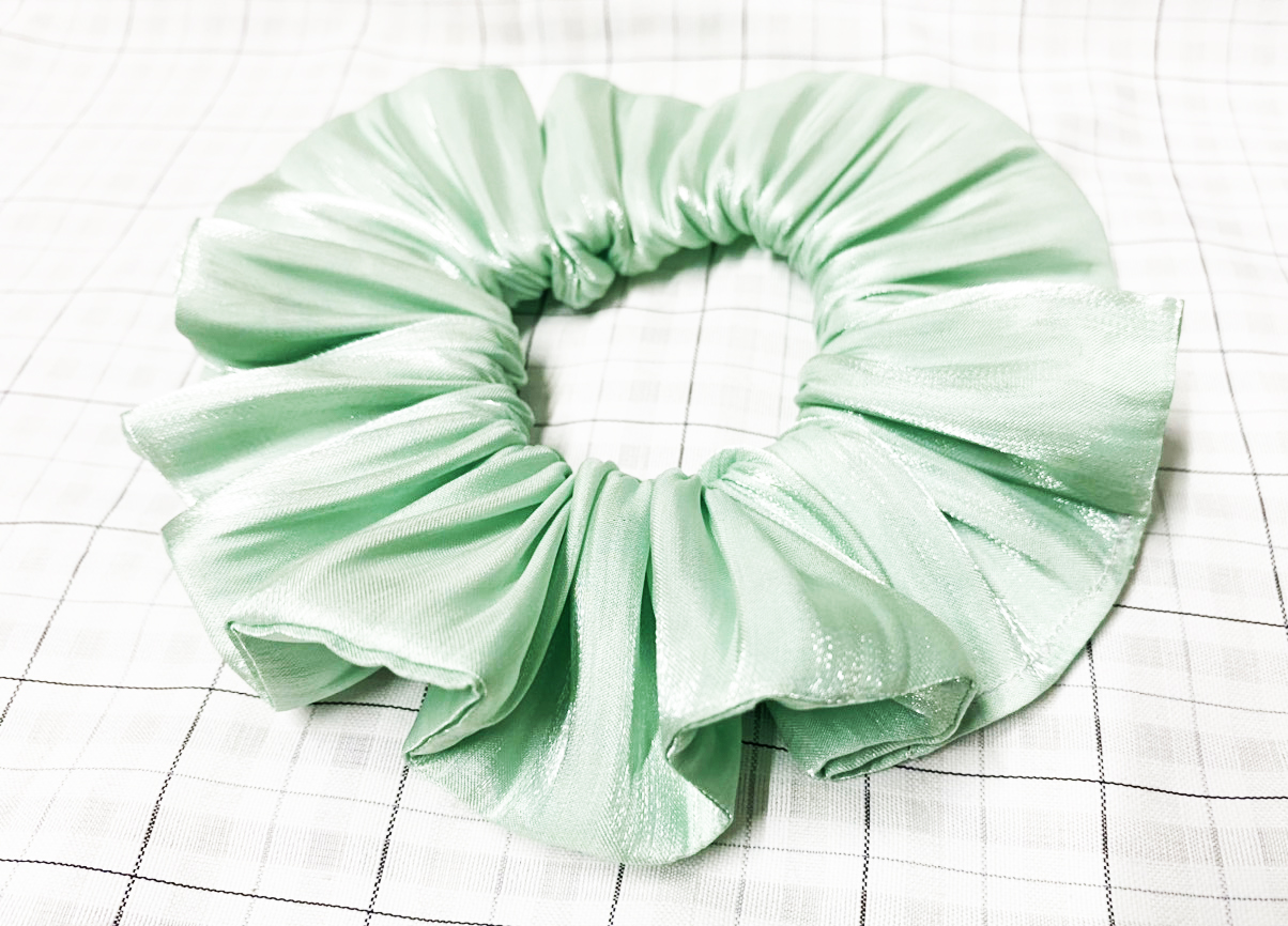 Cột tóc scrunchies màu xanh lá ánh kim sang trọng size trung lớn