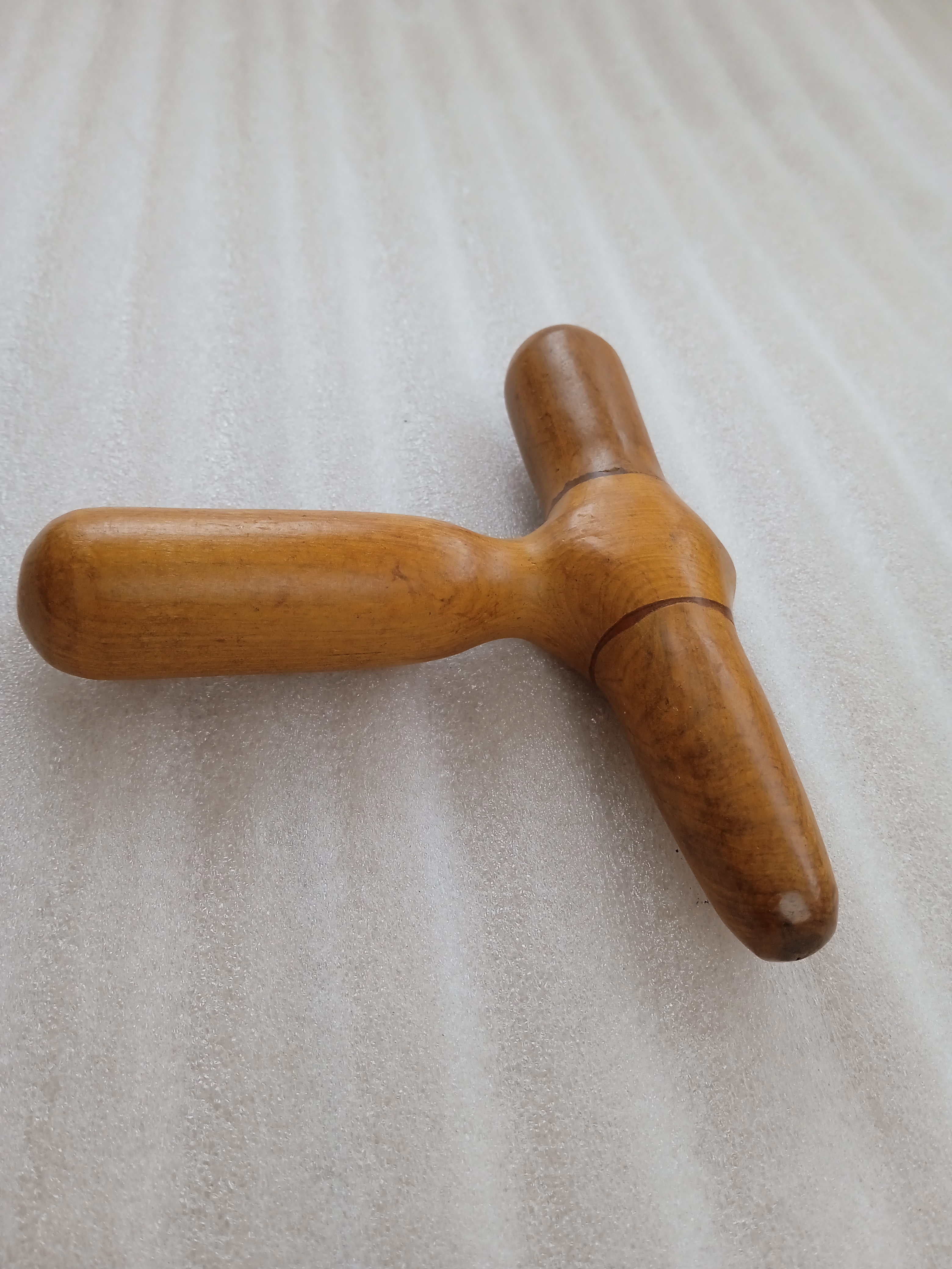 Dụng cụ massage N H home bằng gỗ thơm hình cái búa.