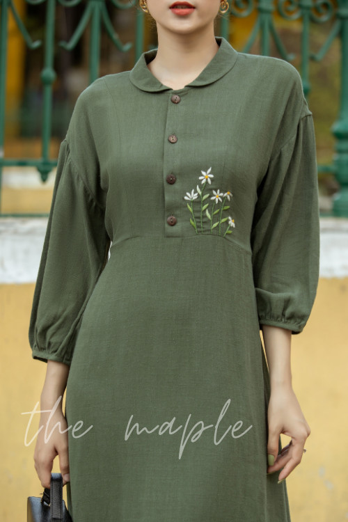 Đầm linen dài cổ sen tay nhún The Maple Xanh lá