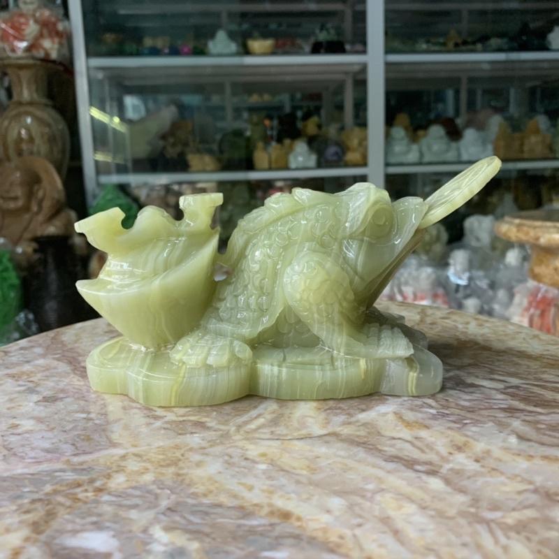Cụ Thiềm Thừ, Cóc Ngậm Tiền, Cóc 3 Chân Cõng Thỏi Vàng Và Gậy Như Ý Đá Ngọc Onix - ngang 20cm