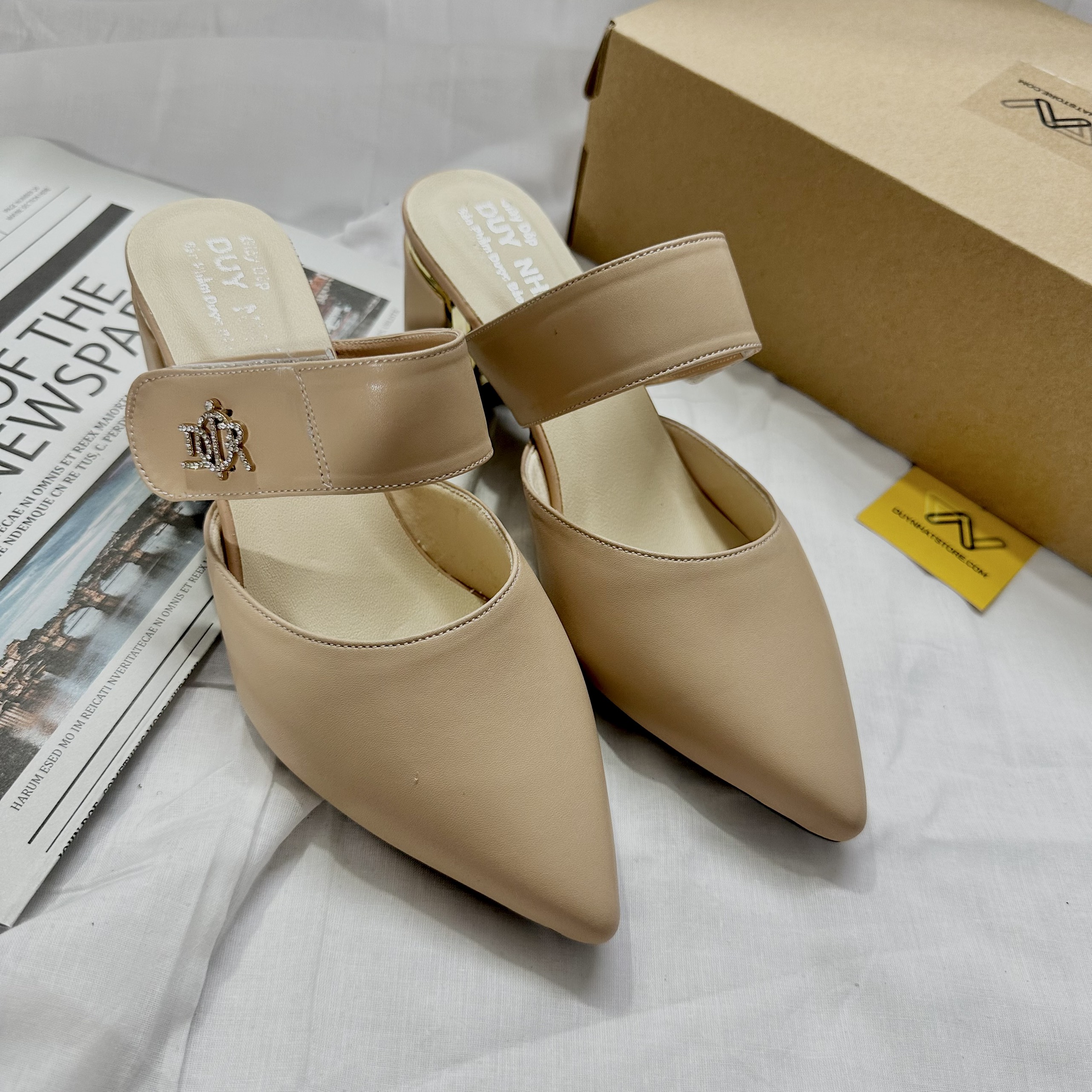 Dép Sục Cao Gót Bít Mũi Chéo Vuông 5cm Giày Duy Nhật Store Phối Da Mờ Thấp Đơn Giản Uzzang Size Lớn Đen Trắng Kem Khóa