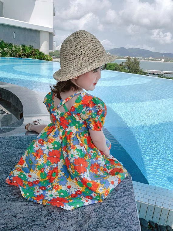 Váy xinh cho bé gái họa tiết hoa cúc nhiều màu sắc