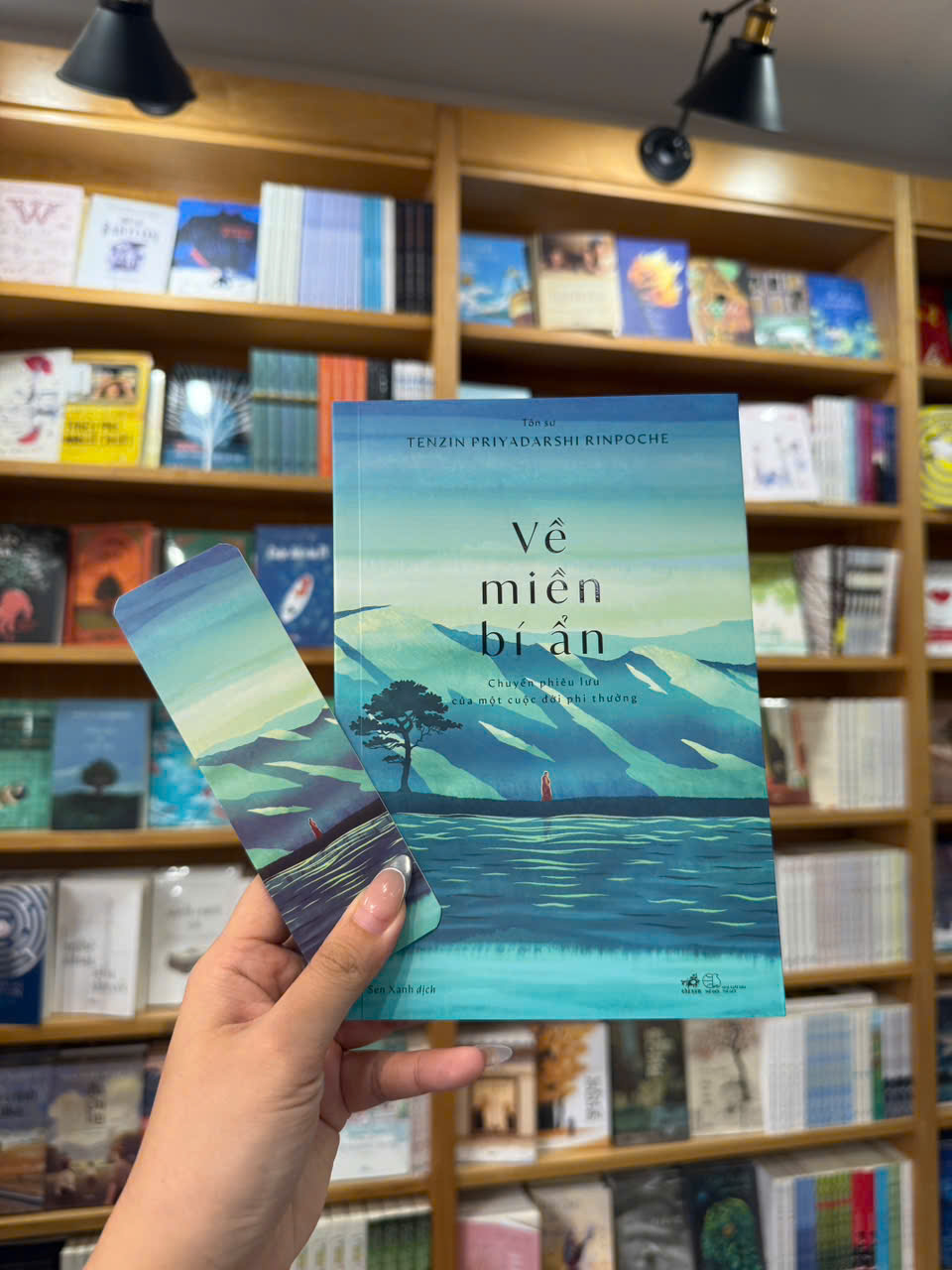 Sách - Về miền bí ẩn: Chuyến phiêu lưu của một cuộc đời phi thường (Nhã Nam HCM)