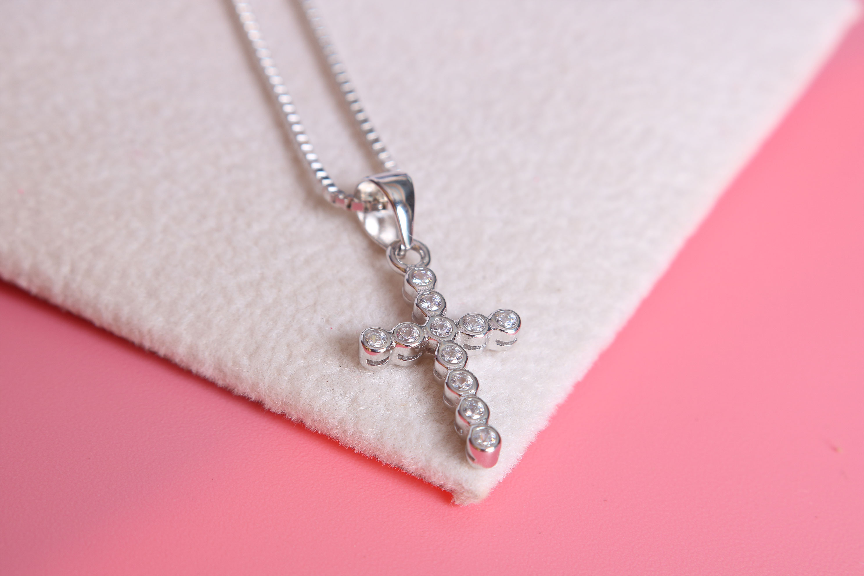 Mặt dây chuyền bạc nữ Thánh Giá