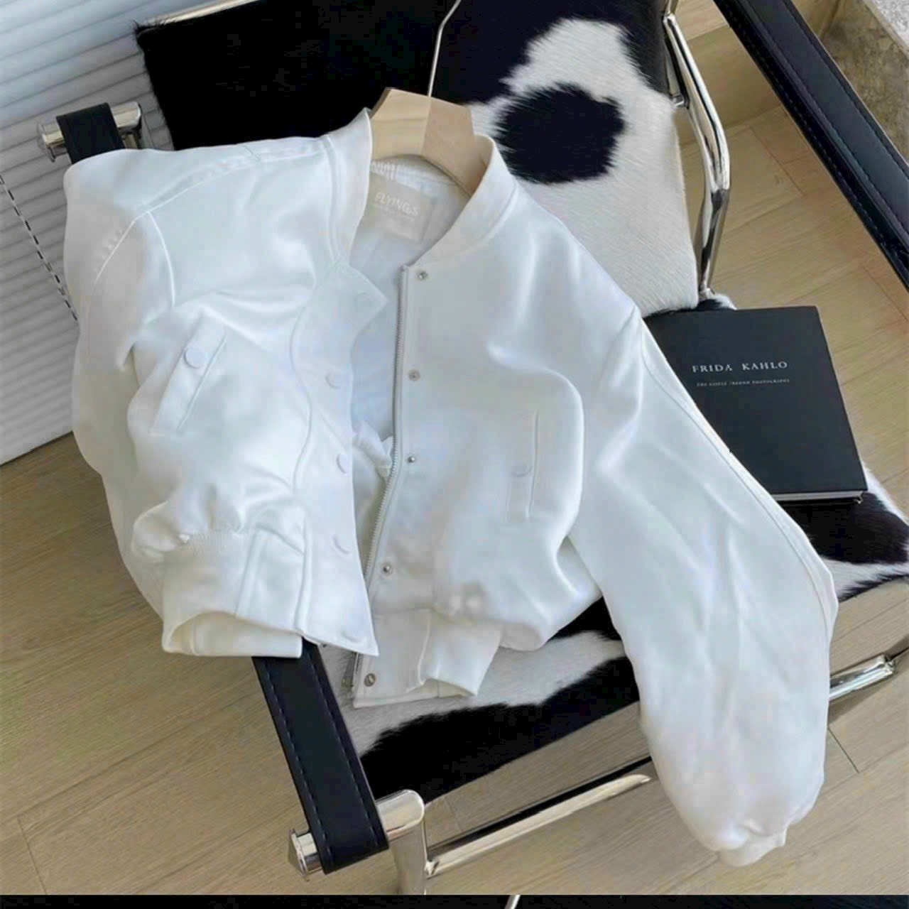 Áo khoác lộn 2 lớp lót dù lửng cánh dơi, nút bấm,bo thun lai lửng thân sau như hình. Form 50kg-63kg mặc