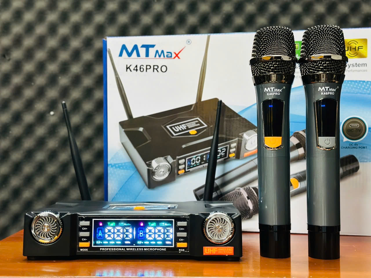 Micro Đầu Thu MTMAX K46Pro Đèn LED RGB Micro Karaoke Cao Cấp Tần Số UHF, Hút Âm Tốt, Bắt Sóng Xa Ổn Định, Chống Hú Tốt.  HÀNG CHÍNH HÃNG