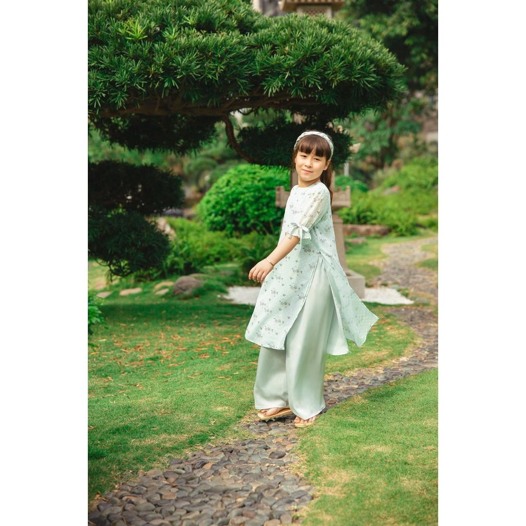 Áo dài bé gái BYZU thiết kế cách tân, cổ tròn 4 tà chất vải lụa và voan tơ hoa nhí (Bích Diệp)