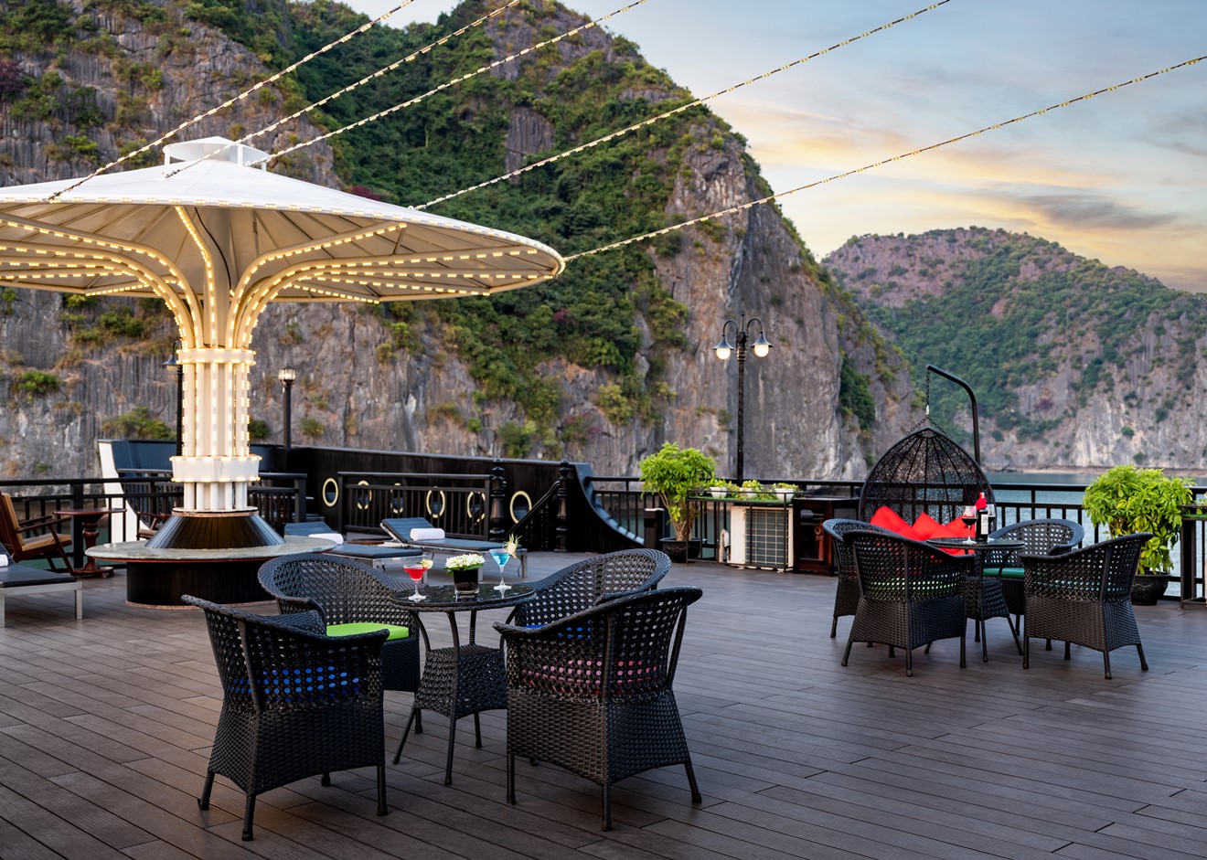 Voucher 2N1Đ Ngủ Đêm Trên Du Thuyền 5 sao Rita Cruise Sang Trọng Tại Vịnh Hạ Long