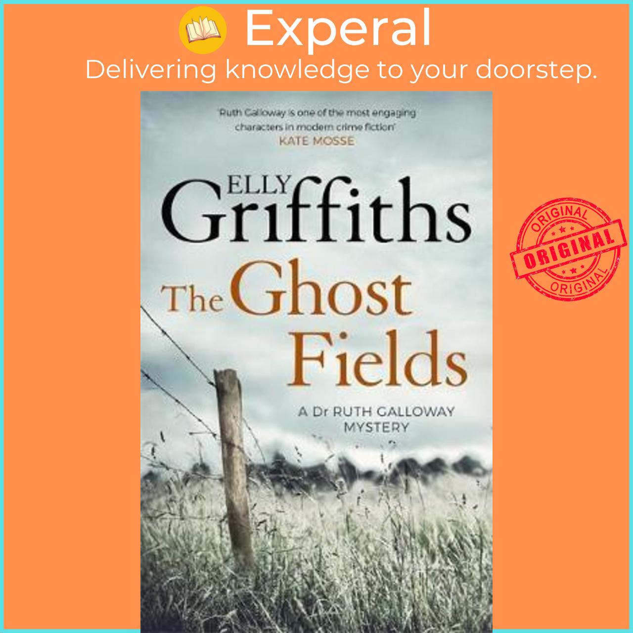 Sách - The Ghost Fields : The Dr Ruth Galloway Mysteries 7 by Elly Griffiths (UK edition, paperback)