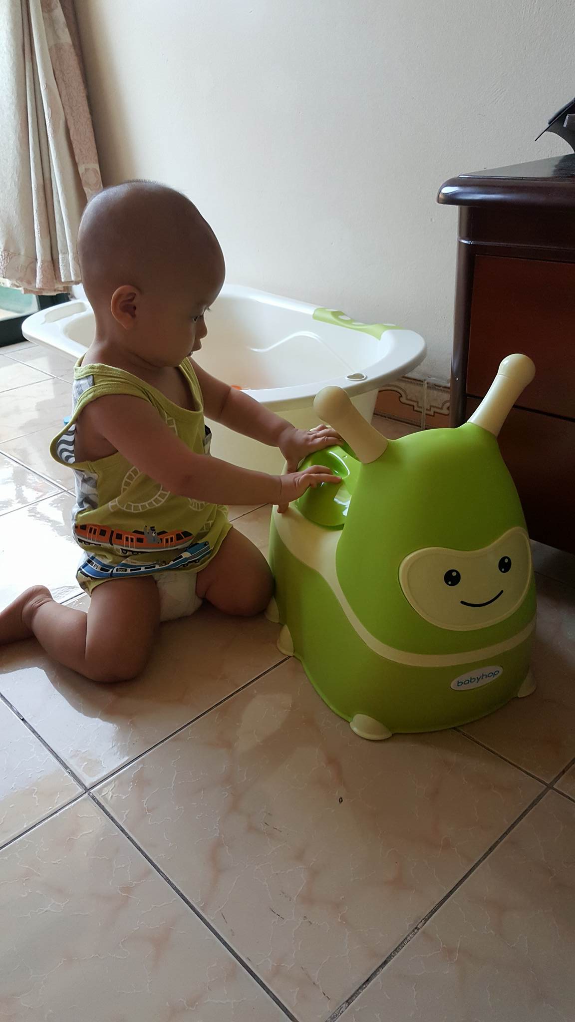 Bô vệ sinh trẻ em hình chú sâu Babyhop