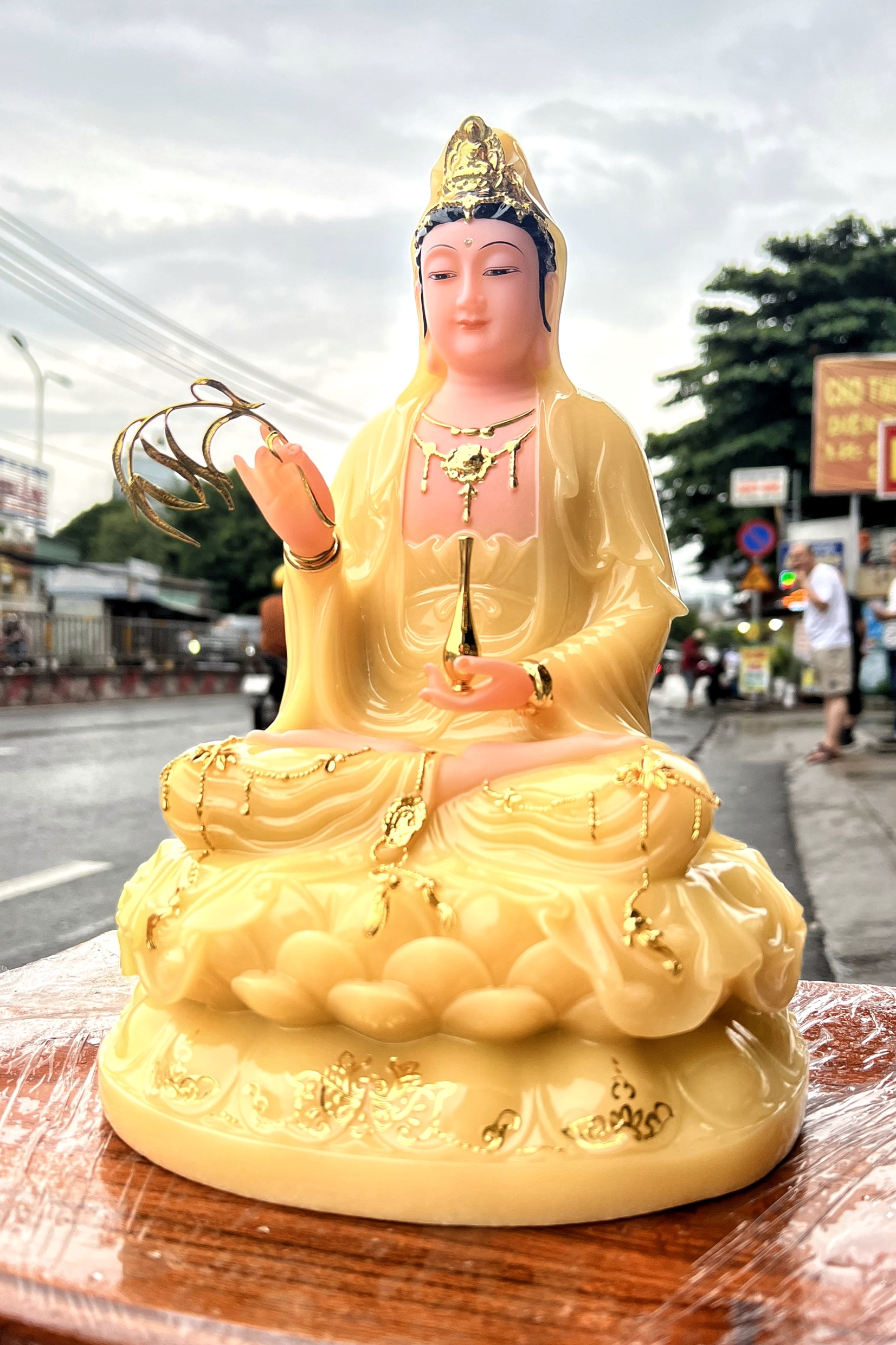 Tượng Quan Âm ngồi đài sen đá nhập khẩu cao cấp cao 30cm – Màu Vàng