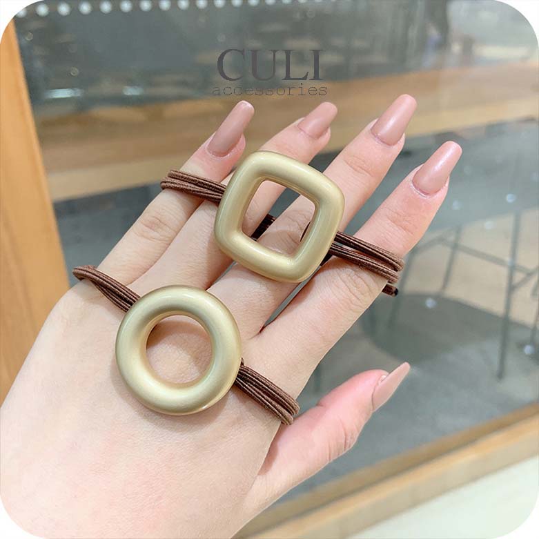 Cột tóc hình vuông - tròn xinh xắn cho nữ