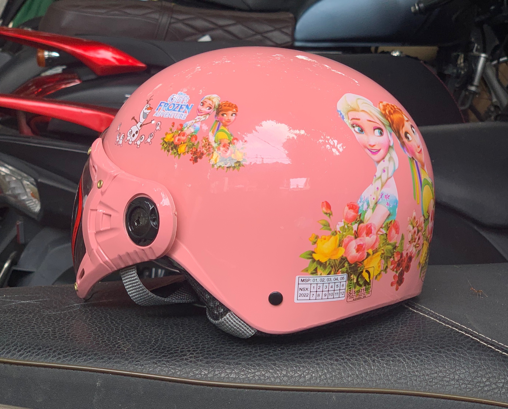 Mũ bảo hiểm cho bé SRT Tem Công Chúa lót ép nhiệt cao cấp – Nón bảo hiểm trẻ em từ 3 đến 8 tuổi – Hồng APT05 Bóng