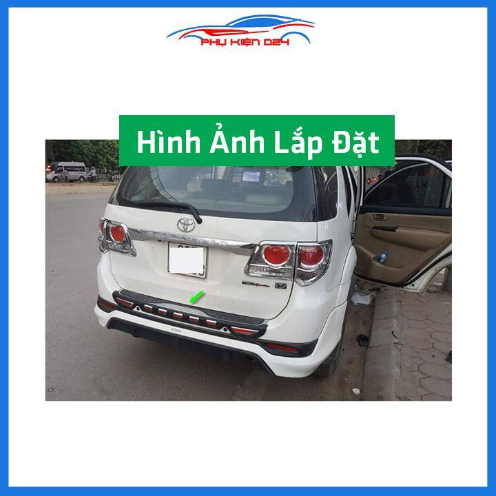 Ốp chống trầy cốp ngoài nhựa đen Fortuner 2017-2018-2019-2020-2021-2022 mẫu phản quang chống xước trang trí xe