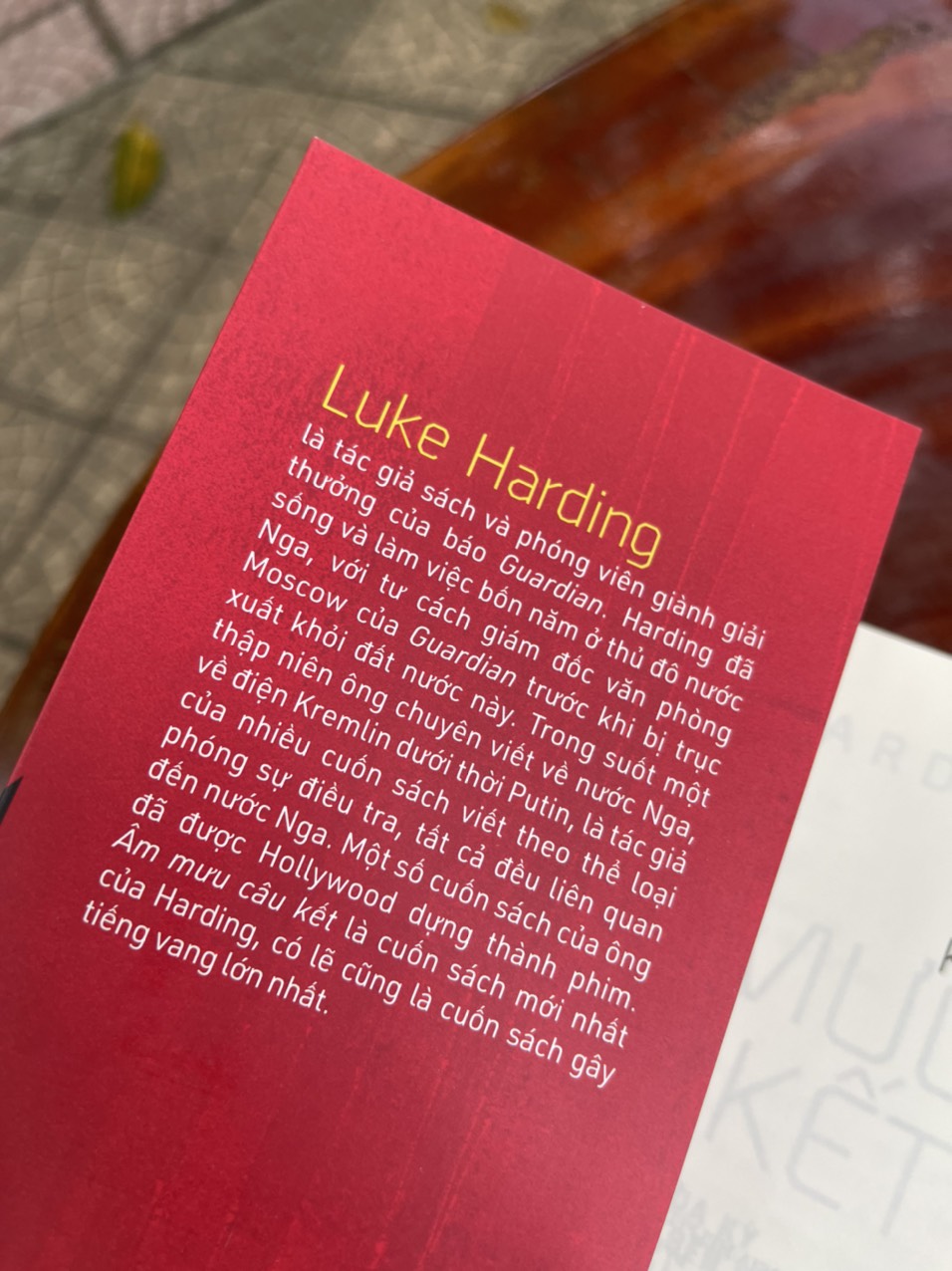 ÂM MƯU CÂU KẾT - CHÍNH TRỊ HOA KỲ BỊ THAO TÚNG TỪ BÊN NGOÀI NHƯ THẾ NÀO ? - Luke Harding - Trần Trọng Hải Minh dịch – Nhã Nam – bìa mềm