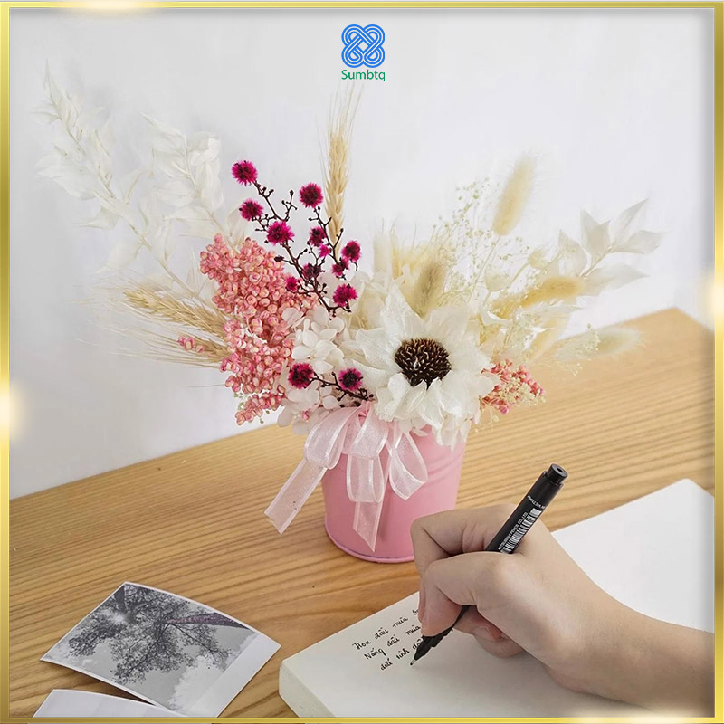 Chậu hoa để bàn  Mixed flowers in a short vase