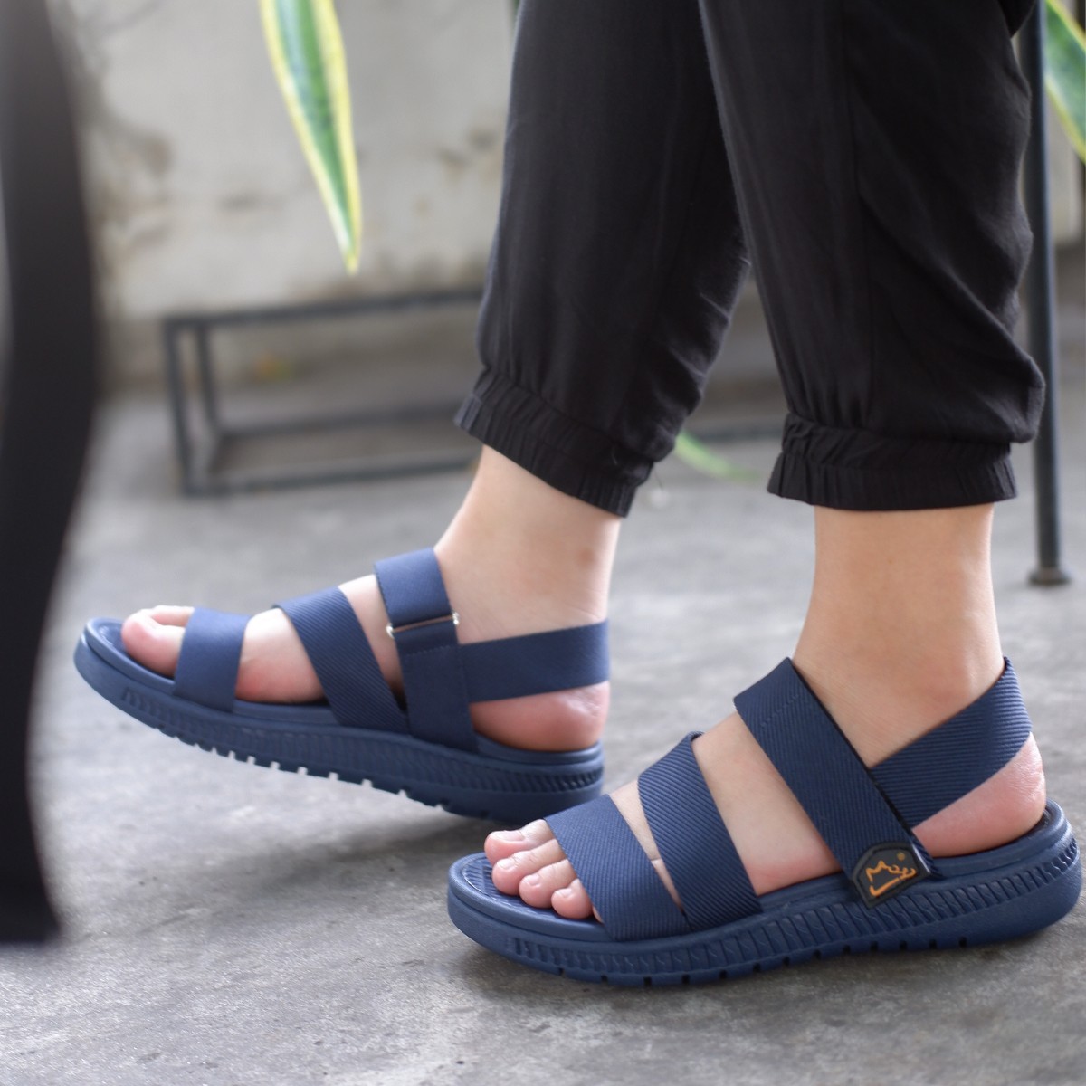 Giày sandal nam siêu nhẹ hiệu MOL thích hợp mang đi học MS2