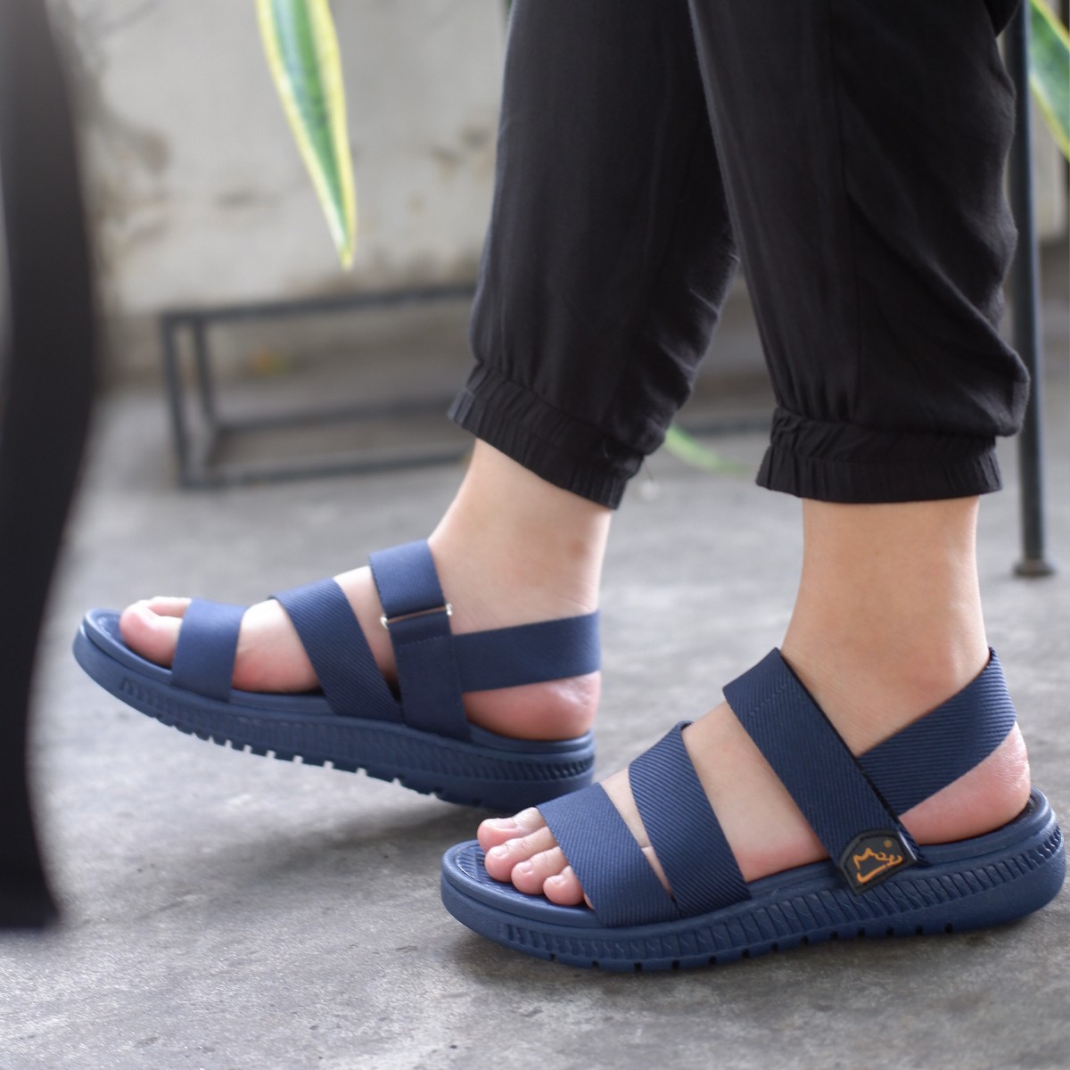 Giày sandal nữ siêu nhẹ hiệu MOL thích hợp mang đi học MS2