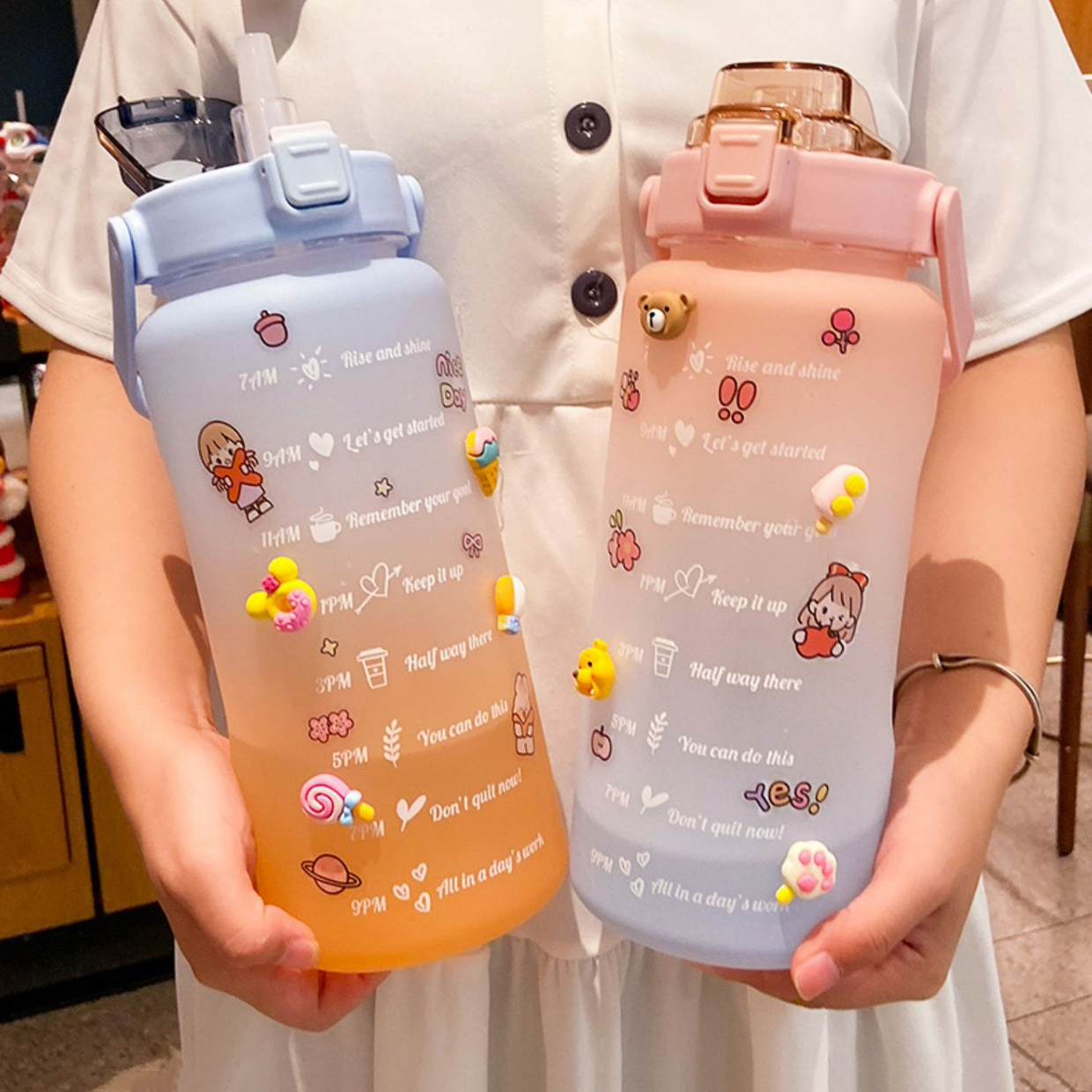 Bình nước 2l tặng sticker có vạch báo chia giờ uống nước kiểu dáng trẻ chung - K1312