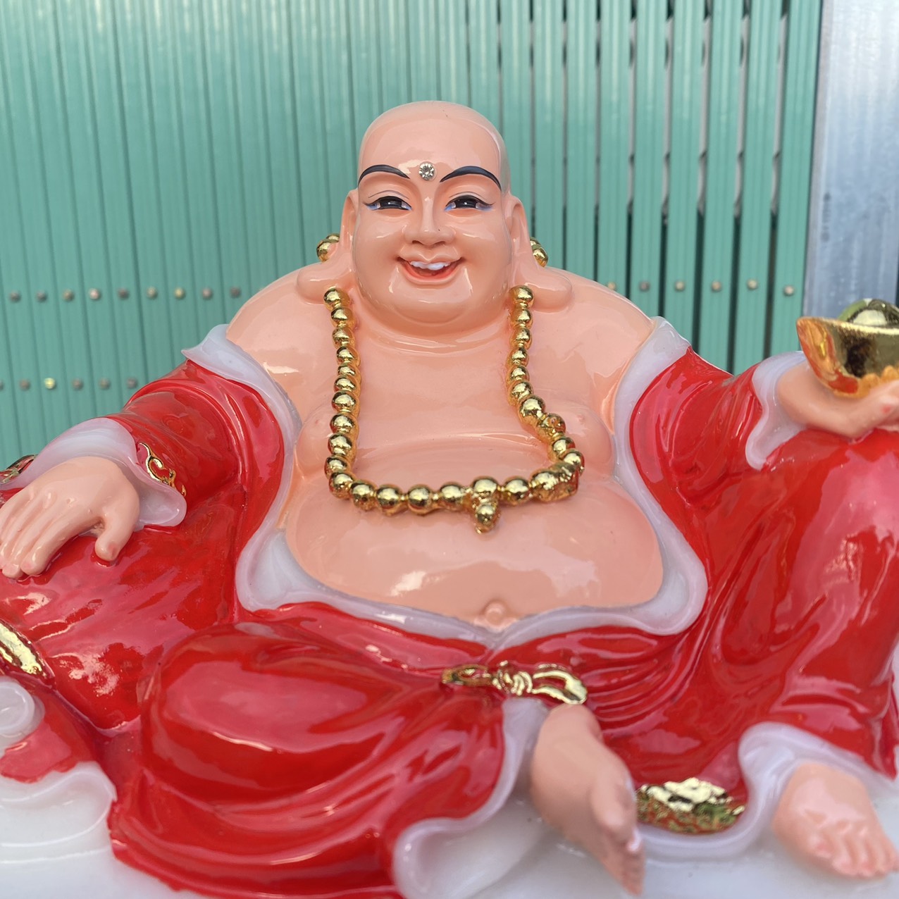 Tượng phật di lặc cầm thỏi vàng bằng đá Việt Nam ngang 30cm – Đỏ và xanh