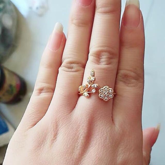 Nhẫn hình hoa đính đá kiểu dáng thanh lịch
