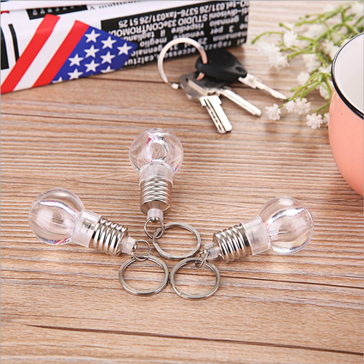 Set 2 móc khóa hình bóng đèn có đèn led phát sáng 7 mầu hiện đại MK11