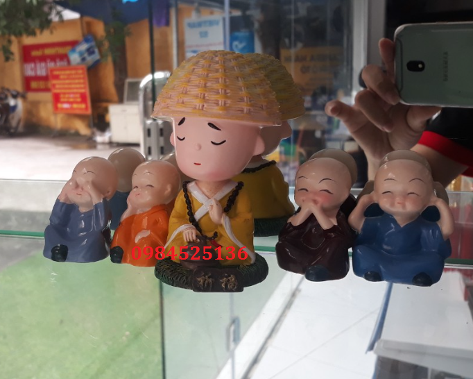Bộ Tượng 5 Chú Tiểu nhiều tư thế Dùng Để Trang Trí Ô Tô, Bàn Làm Việc, tượng phong thủy. 5 chú tiểu bằng gốm sứ.Bộ Tượng Chú Tiểu Hòa Thượng