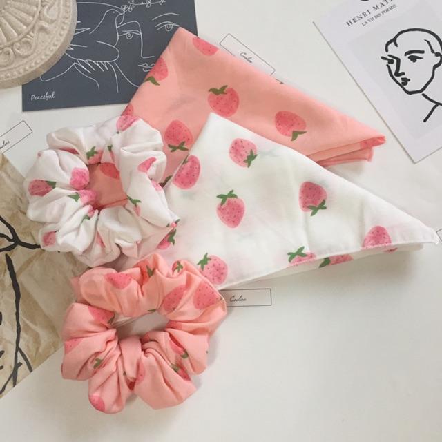 Bộ dây buộc tóc scrunchies và khăn bandana hoạ tiết dâu tây