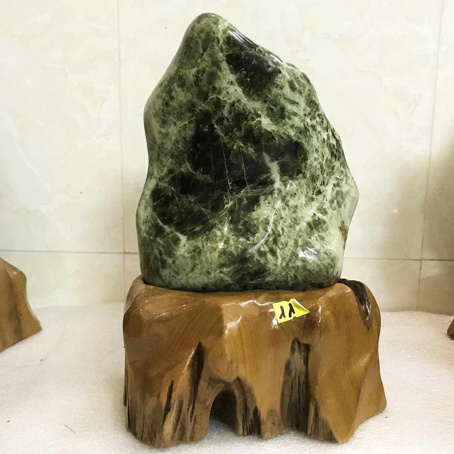 Cây đá để bàn ngọc tự nhiên màu xanh lá bóng cho người mệnh Hỏa và Mộc nặng 4 kg cao 28 cm damenhhoa