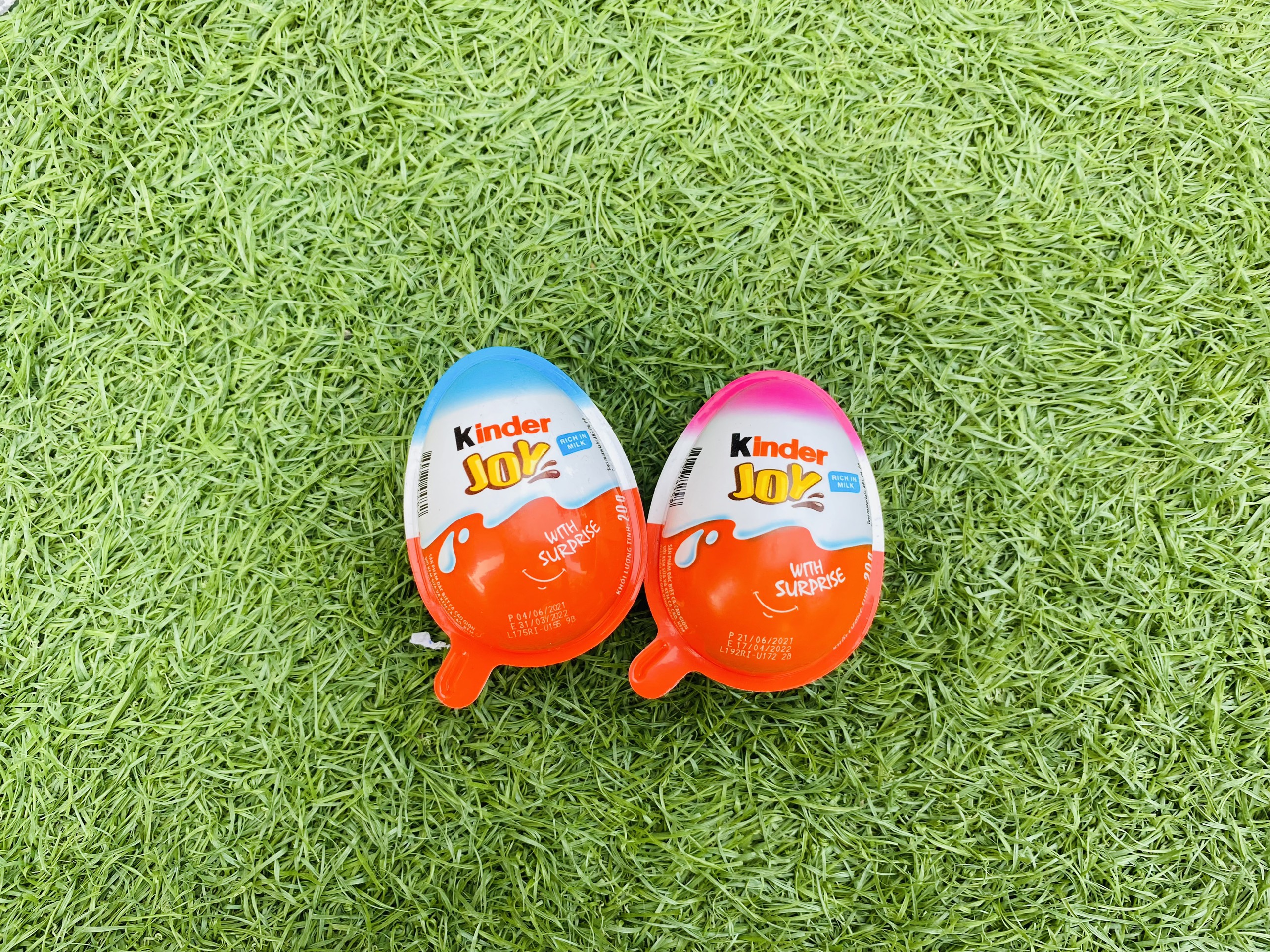 Combo 2 trứng Kinder Joy cho bé trai, bé gái